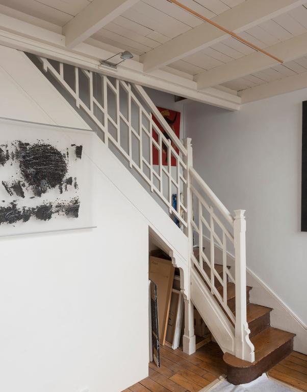 Vue de l'escalier menant à la mezzanine (atelier côté rue Hégésippe Moreau)