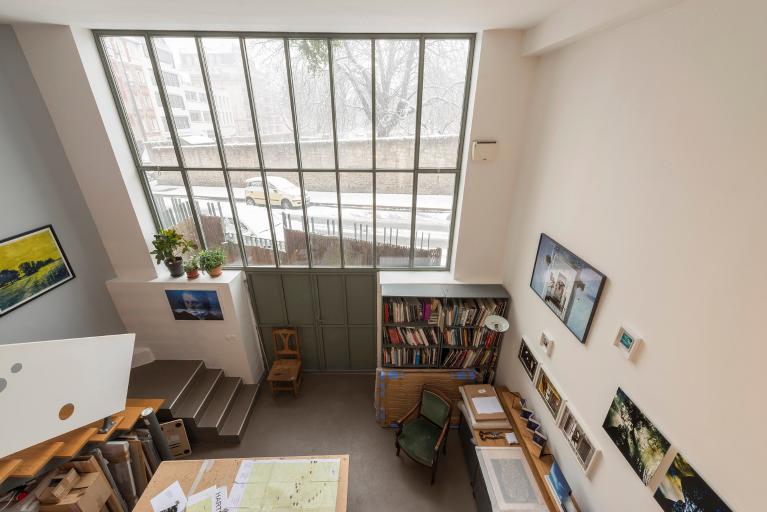 Vue de l'atelier et de sa verrière depuis la mezzanine (atelier côté rue Hégésippe Moreau)