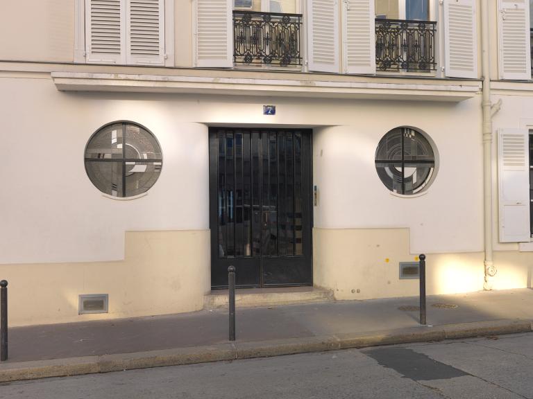 Vue de la porte d'entrée de l'immeuble sur rue 