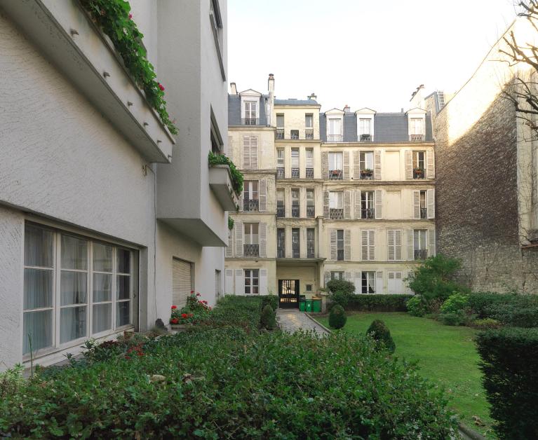 Façade arrière de l'immeuble construit sur rue, vue depuis la cour intérieure