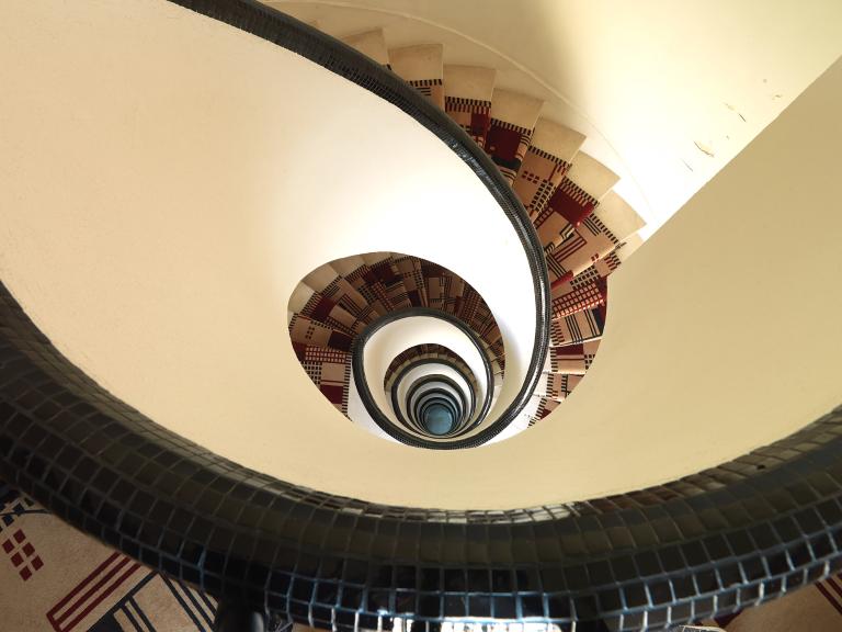 Cage d'escalier de l'immeuble Mallet-Stevens prise depuis le dernier étage 