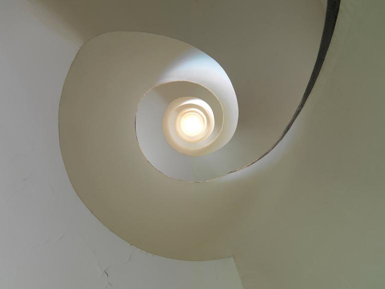 Cage d'escalier de l'immeuble Mallet-Stevens prise en contre-plongée