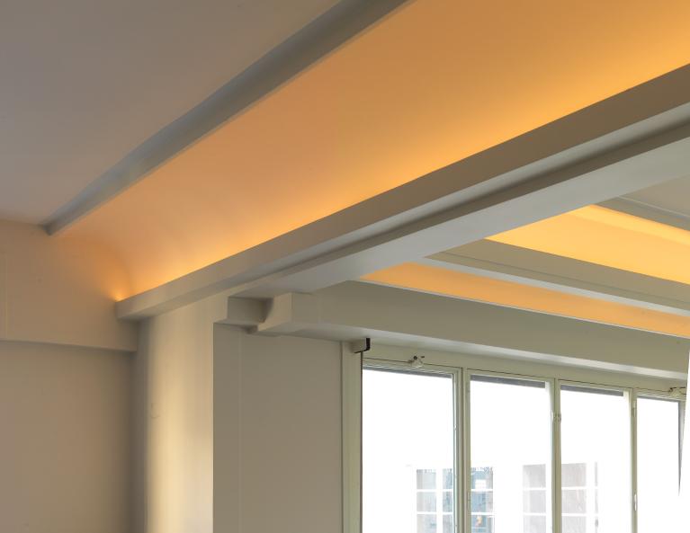 Détail des sources de lumière savamment dissimulées dans le plafond de l'atelier