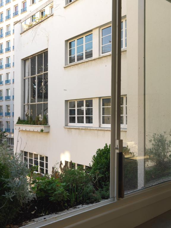 Vue du retour de l'immeuble Mallet-Stevens depuis la verrière de l'appartement-atelier de son concepteur