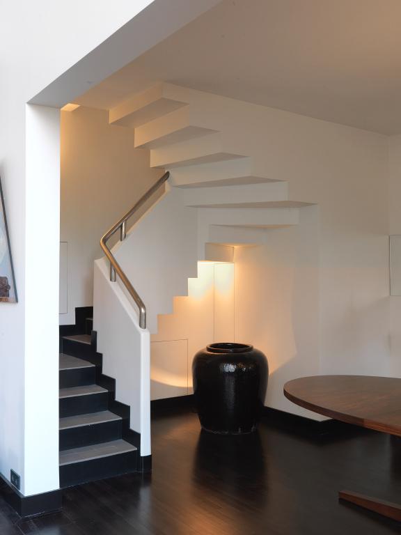 Vue de l'escalier menant à la mezzanine de l'atelier de Mallet-Stevens 