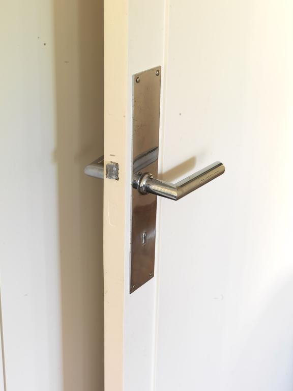 Détail d'une poignée de porte de la mezzanine de l'atelier de Mallet-Stevens