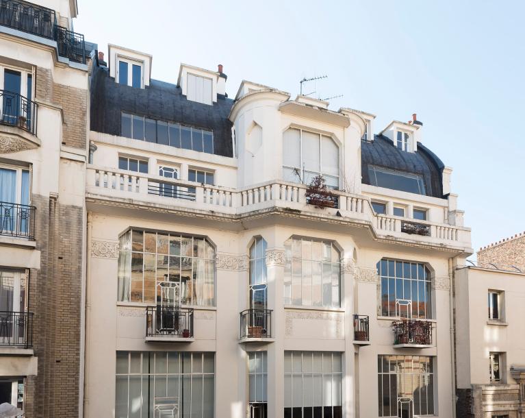 Vue des derniers étages de la façade sur rue