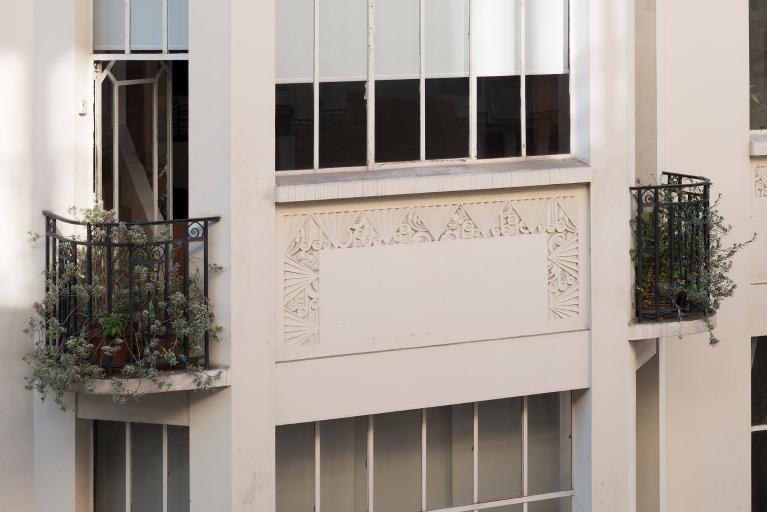 Détail de la frise décorative et des balconnets du deuxième étage de la façade sur rue