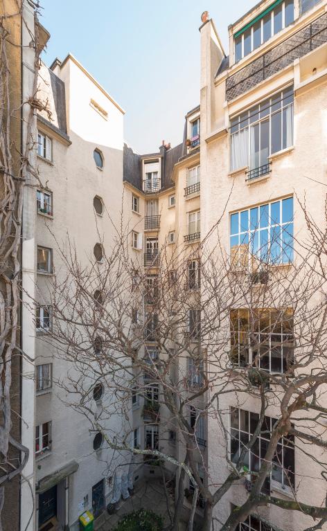 Vue de la cour et de la façade de l'immeuble donnant sur cour