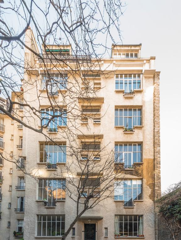 Vue de la façade de l'immeuble sur cour, depuis la cour