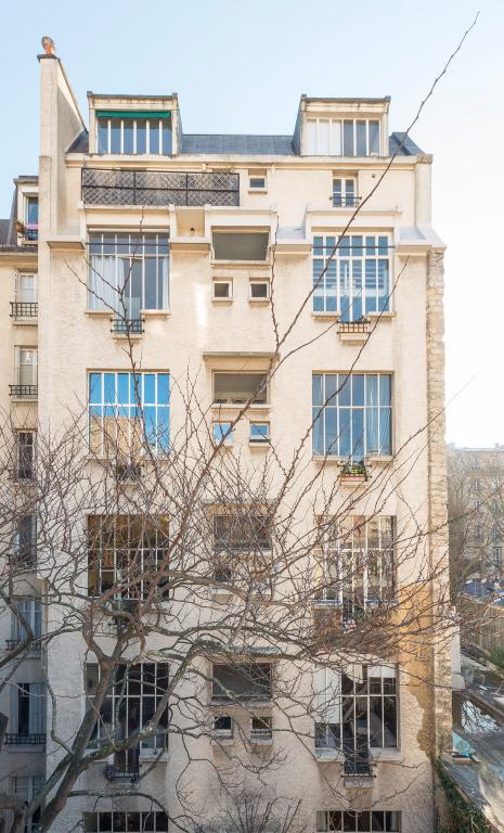 Vue de la façade de l'immeuble sur cour, depuis le premier étage de l'immeuble lui faisant face