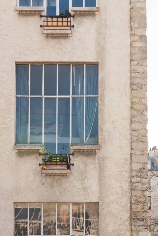 Détail d'une des verrières du quatrième étage de la façade sur cour