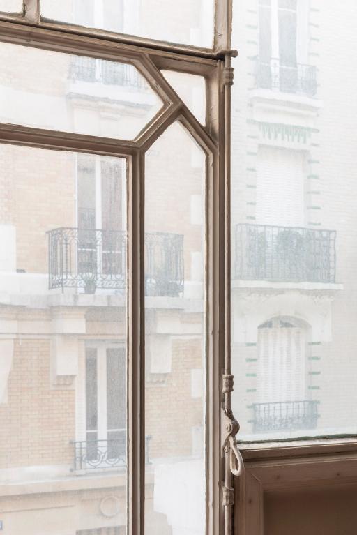 Détail de la verrière de l'atelier du premier étage donnant sur rue