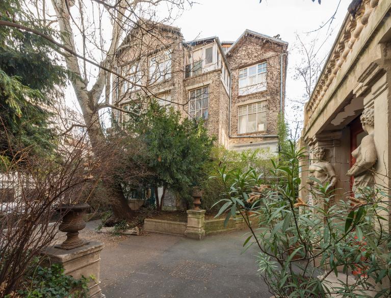 Vue de la façade du bâtiment Fernand Léger depuis l'entrée de La Ruche