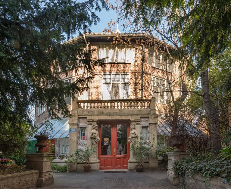 Vue de l'entrée principale du bâtiment dit "La Rotonde"