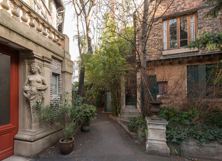 Ruelle partant de l'entrée principale de La Ruche