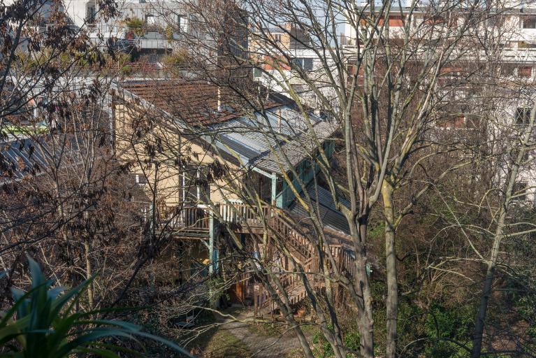 Vue des pavillons modernes en fond de parcelle