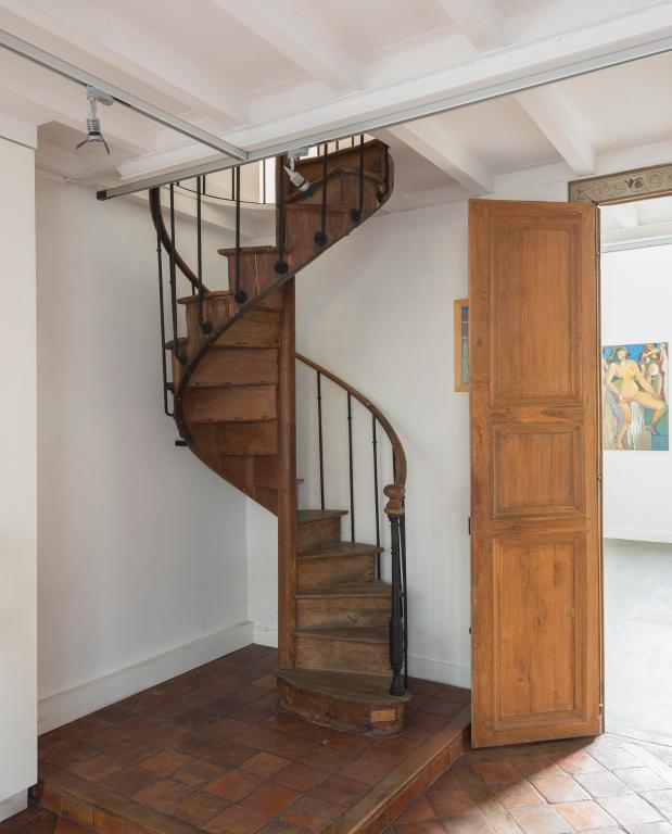 Vue de l'escalier en colimaçon au rez-de-chaussée du bâtiment Ferdinant Léger