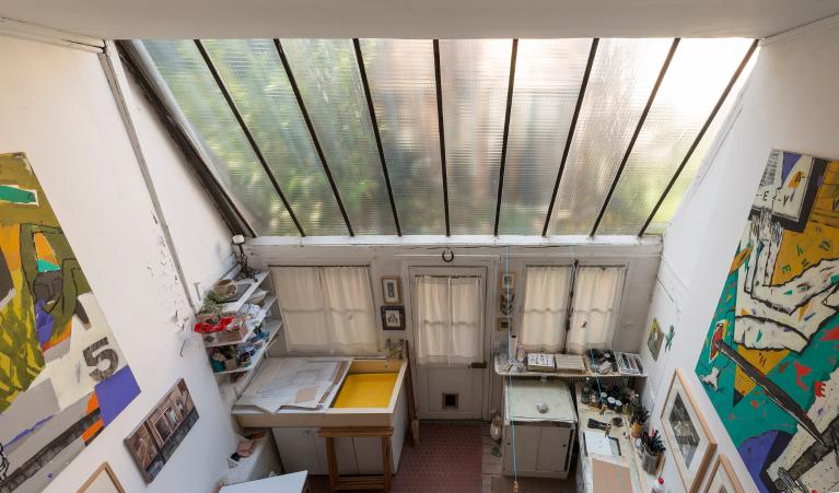 Intérieur d'un atelier en fond de jardin, au rez-de-chaussée, depuis la mezzanine