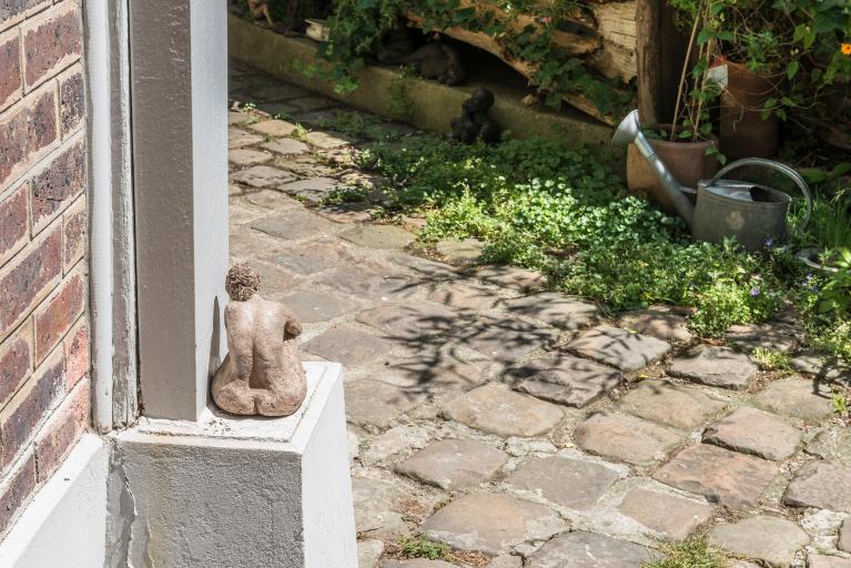 Détail de sculpture dans la cour (1)