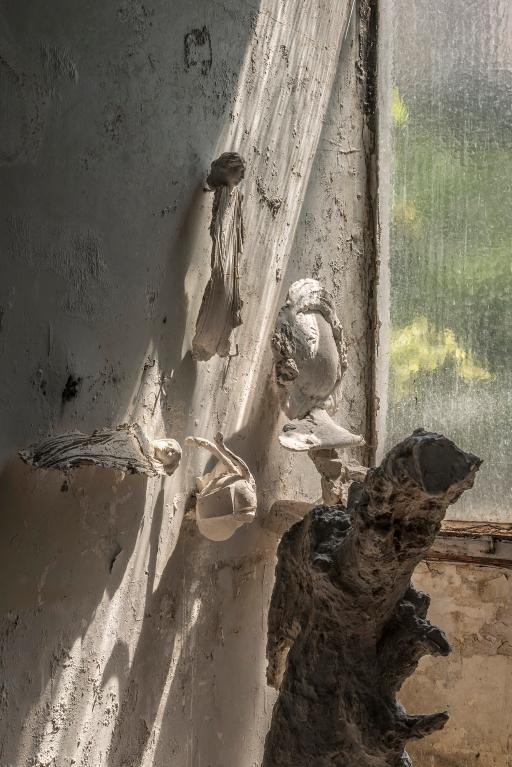 Sculptures accrochées sur le mur de l'atelier