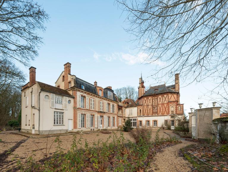 Vue de la cour principale du château de By
