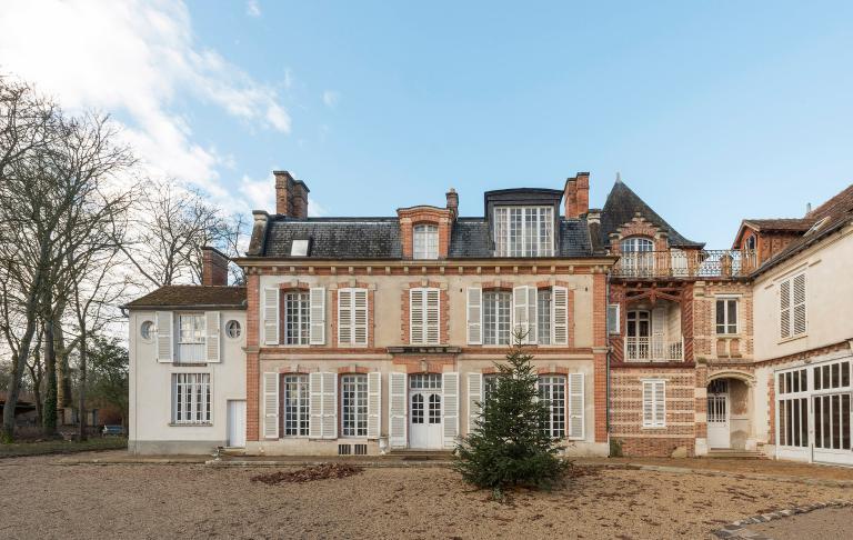Vue du corps du château et du corps de jonction de Jules Saulnier