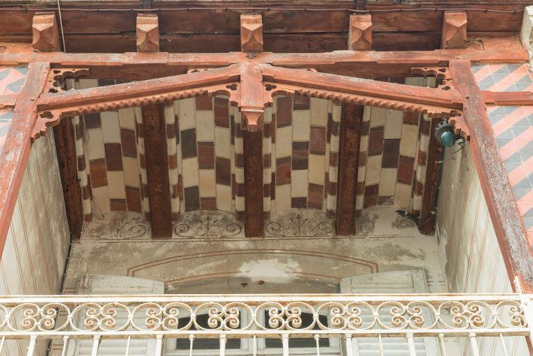 Voûtins en brique polychromes qui couvrent la loggia