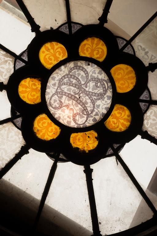 Détail du vitrail en surplomb de l'escalier