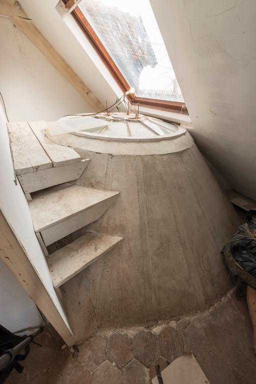 Coupole de béton protégeant le vitrail de l'escalier