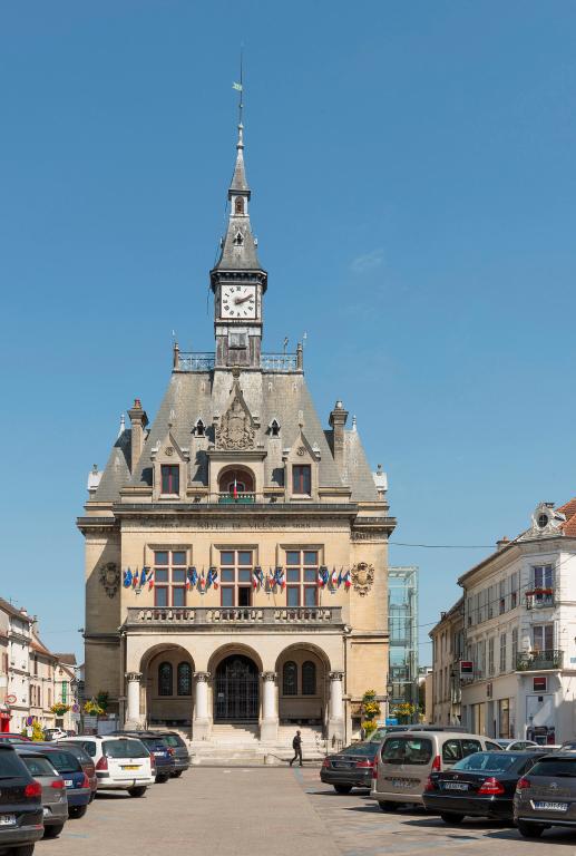 La façade occidentale : vue frontale.