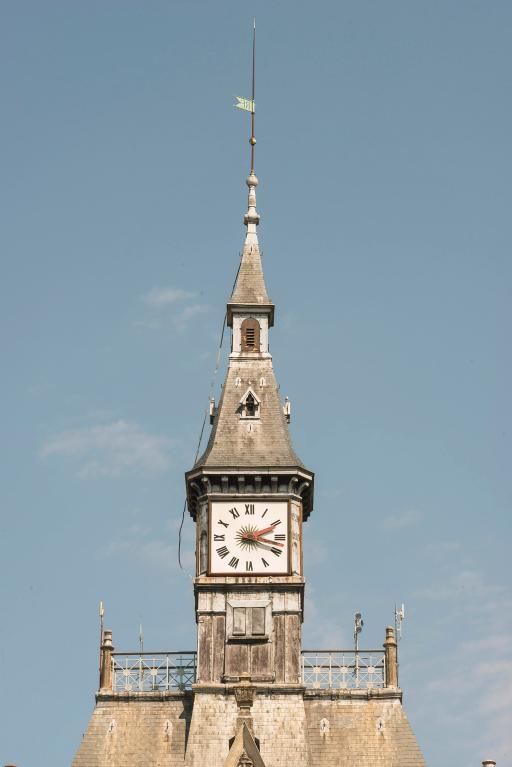 Détail de la flèche sommitale, avec l'horloge.