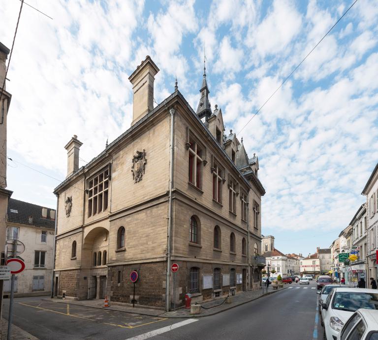 La façade postérieure et l'élévation latérale nord.