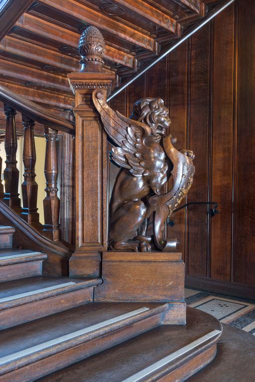 Détail de la chimère au départ de l'escalier d'honneur, sculptée par Maximilien Bourgeois, 