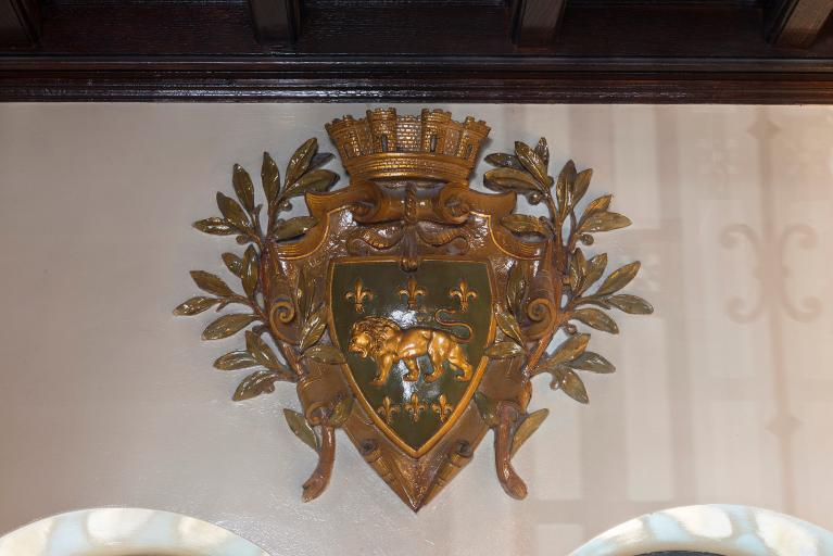 Les armoiries de la ville, bas-relief apposé contre le mur à l'arrière de l'escalier d'honneur.