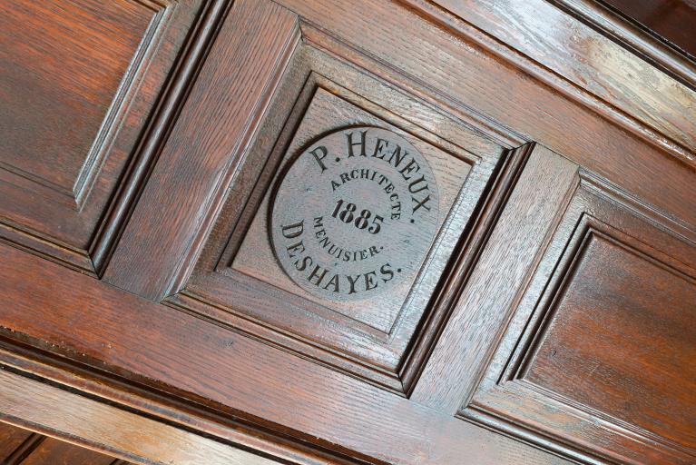 Signatures de l'architecte P. Heneux et du menuisier Deshayes, 1885, gravées sur un médaillon du plafond, derrière l'escalier d'honneur.