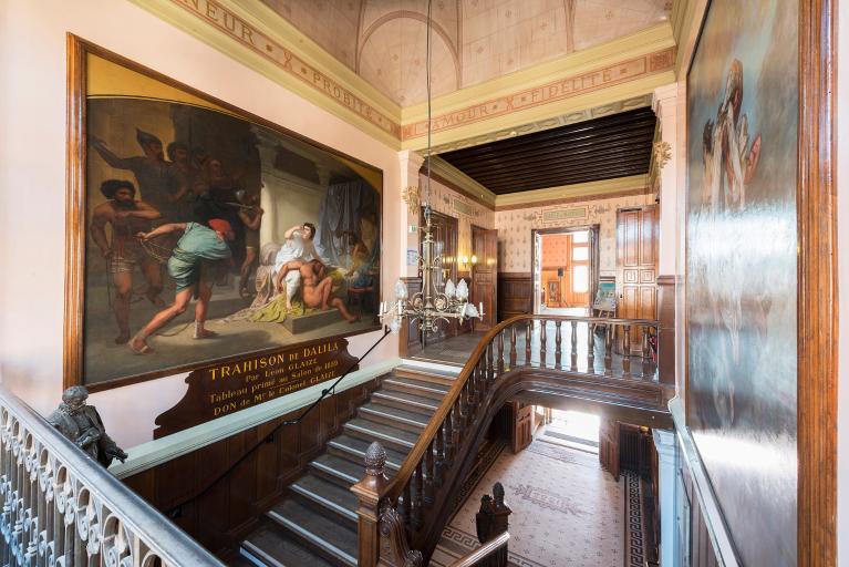 La cage de l'escalier d'honneur : vue d'ensemble, depuis le nord-est. Contre le mur sud, grande toile de Léon Glaize : "La trahison de Dalila" (tableau présenté au Salon de 1859).