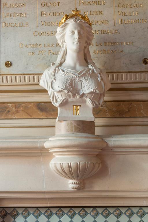Buste de Marianne, sur la cheminée de la salle du conseil municipal, par Jean-Baptiste Paul Cabet.