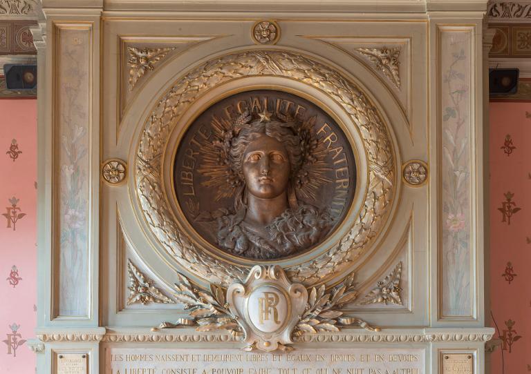 Le buste de la République, sculpture de Maximilien Bourgeois, sur le manteau de la cheminée de la salle des mariages.