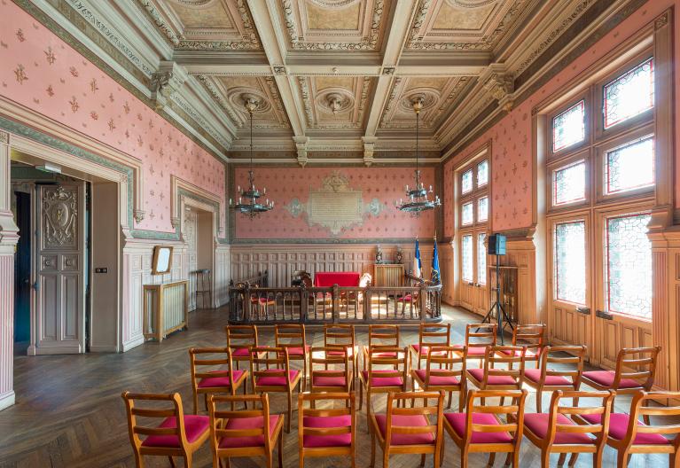La salle des mariages : vue d'ensemble, depuis le fond de la salle.