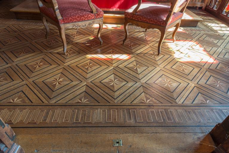 La marquetterie du parquet de la tribune, dans la salle des mariages.
