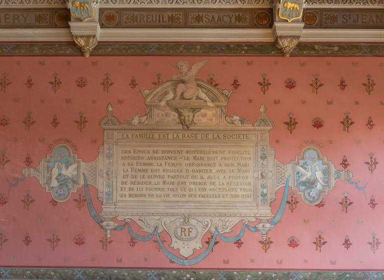 Peinture murale de la salle des mariages, signée Léon Glaize : "La famille est la base de la société."