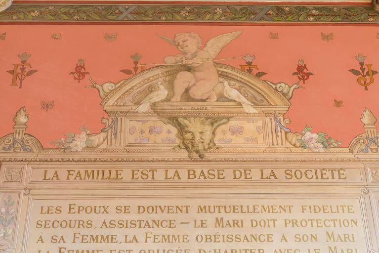 Détail de la peinture murale de la salle des mariages : Cupidon tirant une flèche, entouré de deux tourtereaux. Au-dessous, signature de Léon Glaize.