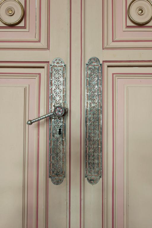 Détail d'une poignée de porte de la salle des mariages.