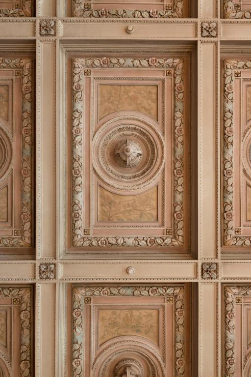 Détail du plafond à caissons de la salle des mariages.