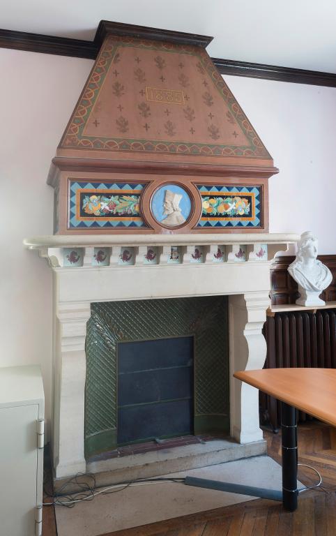 Cheminée ornée du buste de Jacques Amyot, dans un des bureaux de l'hôtel de ville.