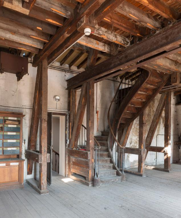 Les combles : le départ de l'escalier menant à la flèche.