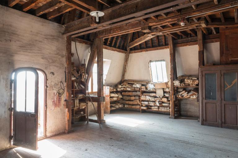 Les combles, avec à gauche, la porte donnant vers la loggia.