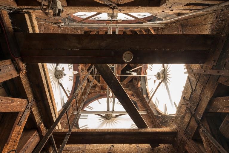 Les cadrans de l'horloge municipale, vus depuis l'intérieur de la flèche.