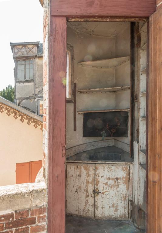 Placard abritant un lavabo destiné aux outils du peintre (1)